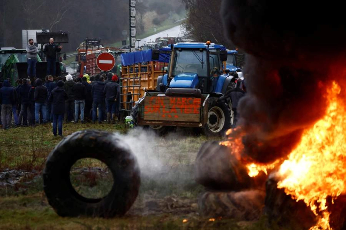 СМИ: Французские фермеры повесили чучело Макрона и заблокировали дороги сеном - ВИДЕО